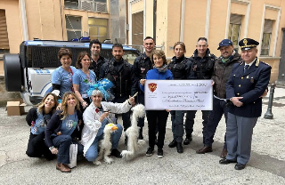 Poliziotti in corsia al Salesi: doni e raccolta fondi per i piccoli pazienti